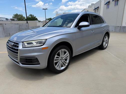 Florett Silver Metallic 2018 Audi Q5 2.0T Premium Plus