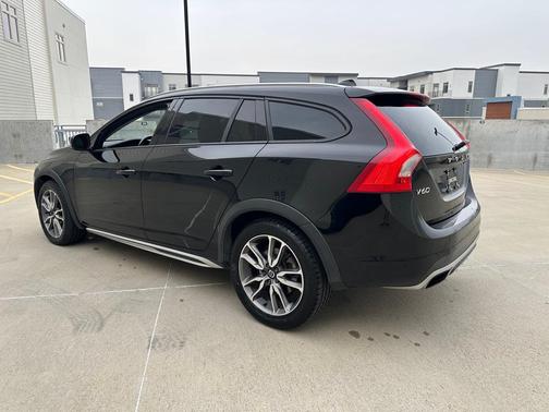 2016 Volvo V60 Cross Country T5 Platinum