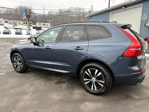 2024 Volvo XC60 B5 Core Dark Theme