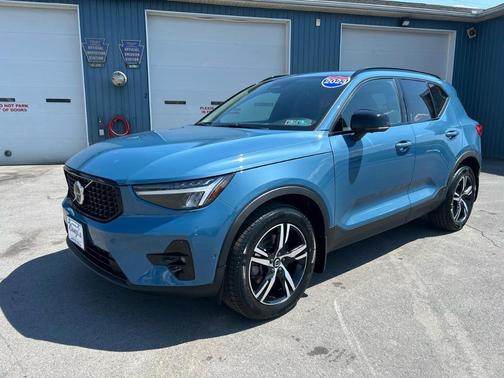 Blue 2023 Volvo XC40 B5 Plus Dark Theme