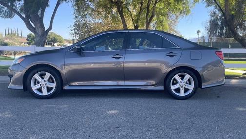 Magnetic Gray Metallic 2014 Toyota Camry SE