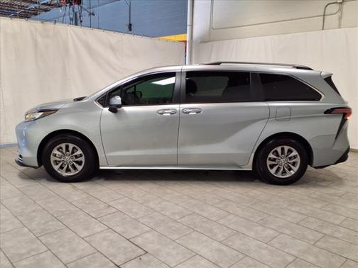 2022 Toyota Sienna XLE 8 Passenger