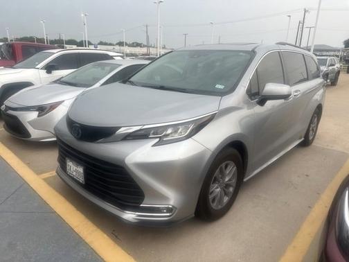 2022 Toyota Sienna XLE 8 Passenger