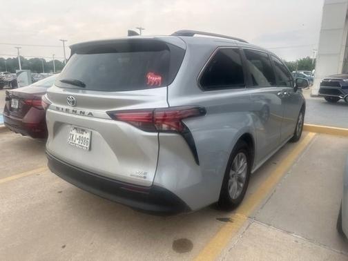 2022 Toyota Sienna XLE 8 Passenger