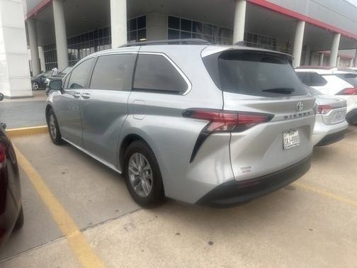 2022 Toyota Sienna XLE 8 Passenger