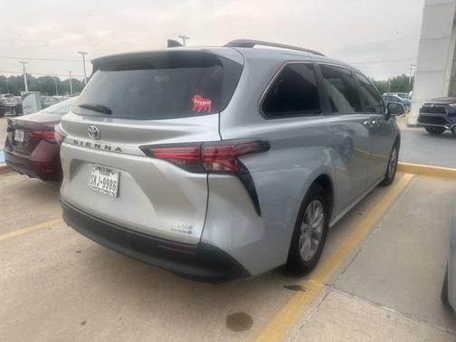 2022 Toyota Sienna XLE 8 Passenger