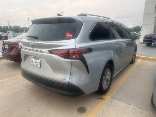 2022 Toyota Sienna XLE 8 Passenger
