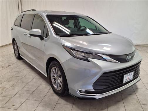 2022 Toyota Sienna XLE 8 Passenger