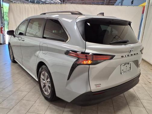 2022 Toyota Sienna XLE 8 Passenger
