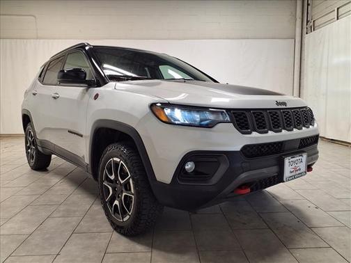 Silver Zynith Metallic Clearcoat 2025 Jeep Compass Trailhawk