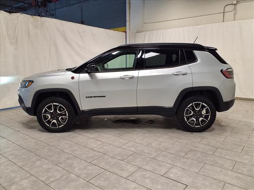 Silver Zynith Metallic Clearcoat 2025 Jeep Compass Trailhawk