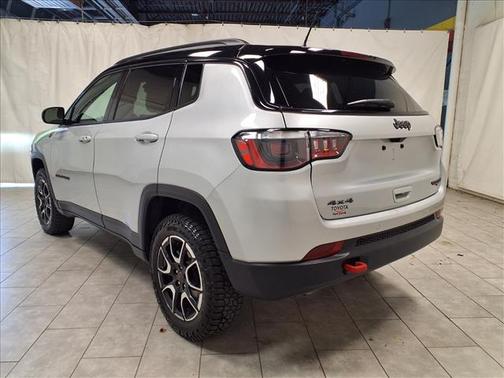 Silver Zynith Metallic Clearcoat 2025 Jeep Compass Trailhawk