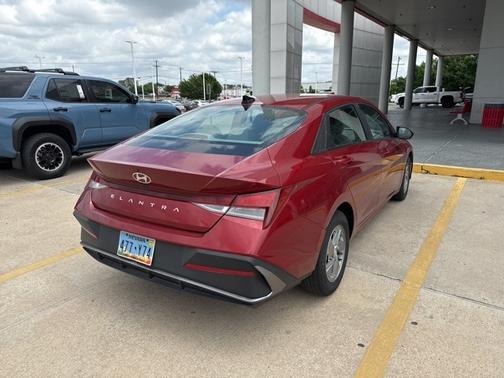 2024 Hyundai ELANTRA SE