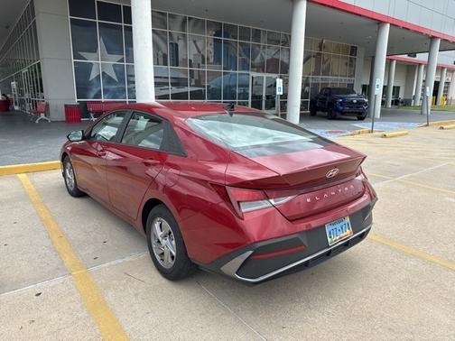 2024 Hyundai ELANTRA SE