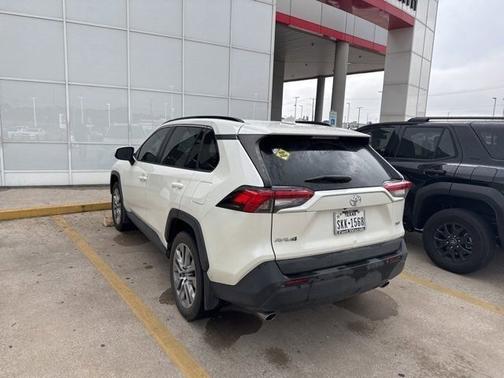 Blizzard Pearl 2022 Toyota RAV4 XLE Premium