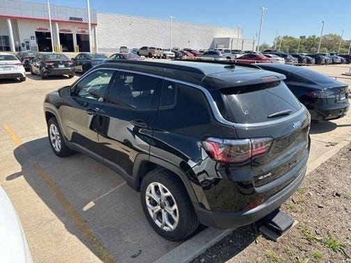 Diamond Black Crystal Pearlcoat 2025 Jeep Compass Latitude
