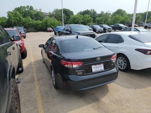 Photo 3 of 5 of 2020 Toyota Corolla LE
