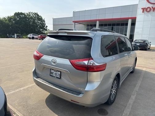2020 Toyota Sienna XLE