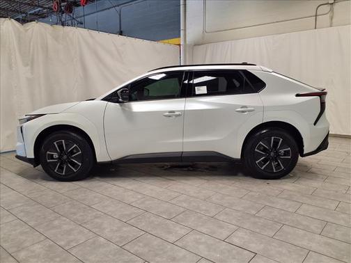 Wind Chill Pearl 2026 Toyota bZ XLE Plus