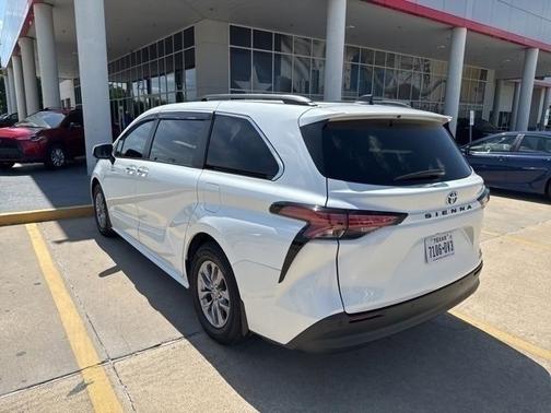 2022 Toyota Sienna XLE 7 Passenger
