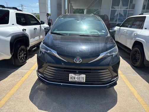 2025 Toyota Sienna Platinum 7 Passenger