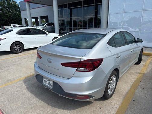 2019 Hyundai ELANTRA SE