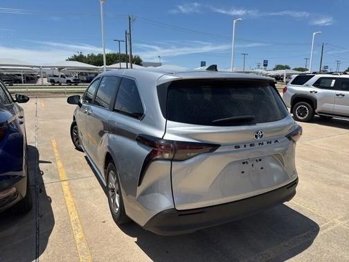 2024 Toyota Sienna LE