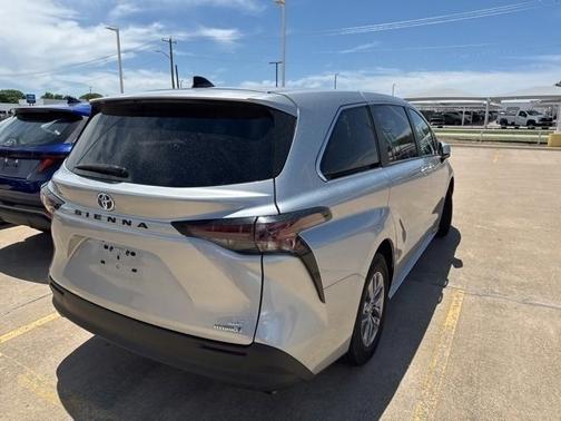 2024 Toyota Sienna LE