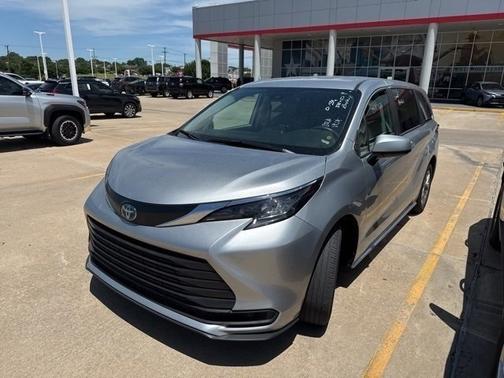 2024 Toyota Sienna LE
