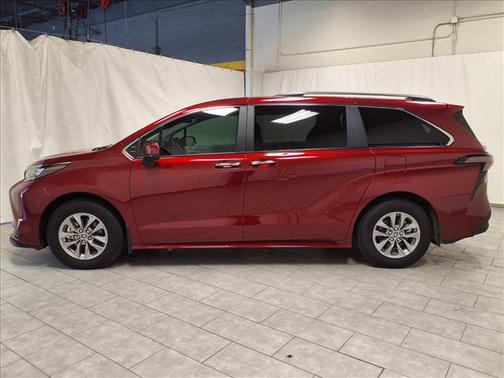 2025 Toyota Sienna XLE