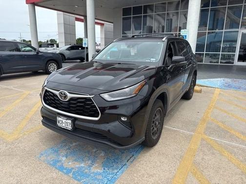 Midnight Black Metallic 2021 Toyota Highlander XLE