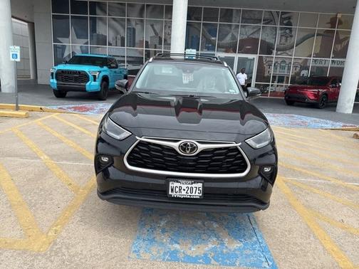 Midnight Black Metallic 2021 Toyota Highlander XLE