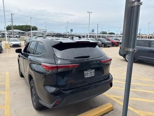 Midnight Black Metallic 2021 Toyota Highlander XLE