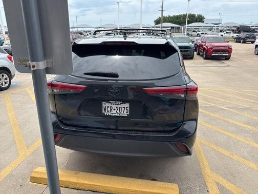 Midnight Black Metallic 2021 Toyota Highlander XLE