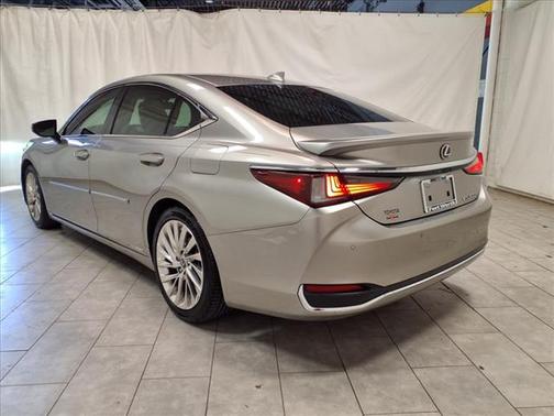 2021 Lexus ES 300h Ultra Luxury