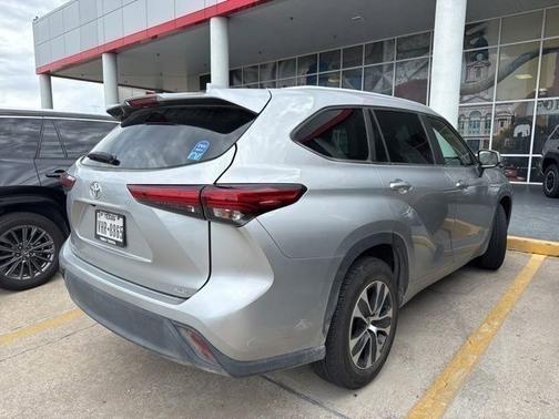 Celestial Silver Metallic 2023 Toyota Highlander XLE