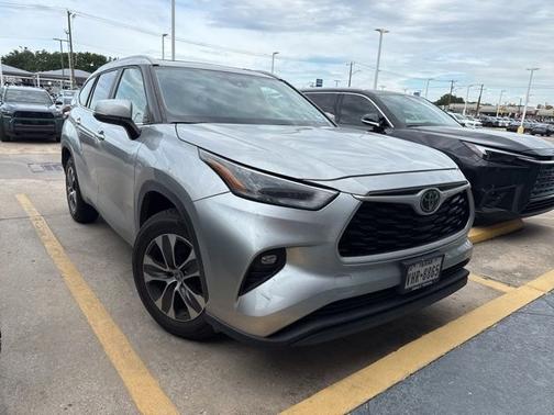 Celestial Silver Metallic 2023 Toyota Highlander XLE