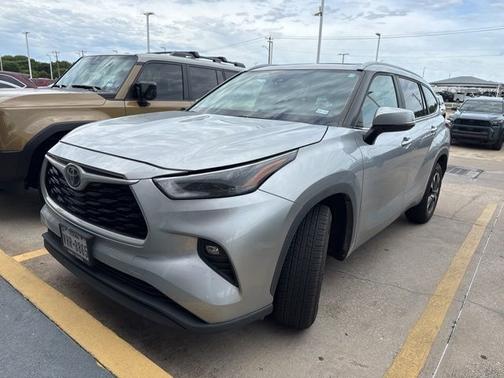 Celestial Silver Metallic 2023 Toyota Highlander XLE