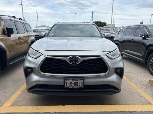 Celestial Silver Metallic 2023 Toyota Highlander XLE