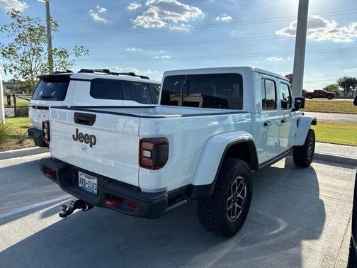 Bright White Clearcoat 2025 Jeep Gladiator Rubicon