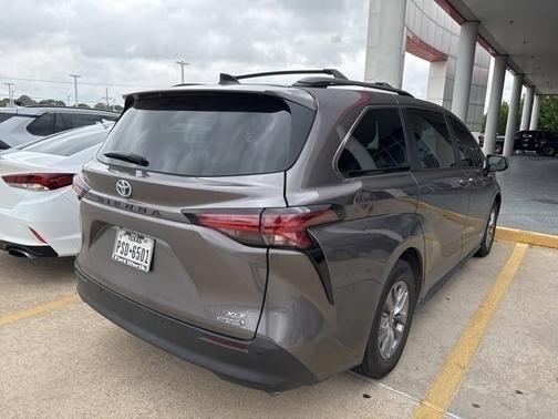 2021 Toyota Sienna XLE 8 Passenger