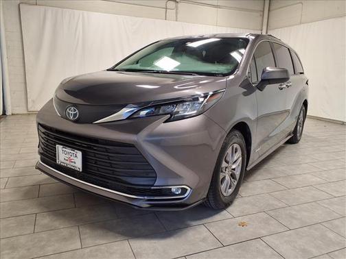 2021 Toyota Sienna XLE 8 Passenger