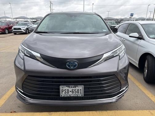 2021 Toyota Sienna XLE 8 Passenger