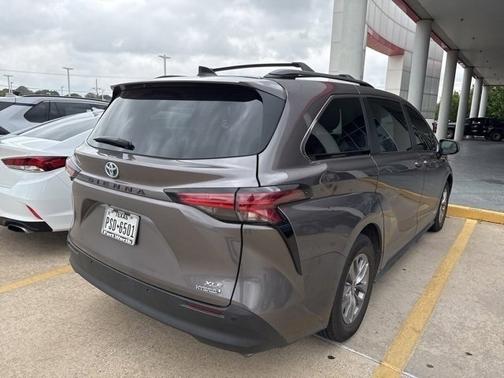 2021 Toyota Sienna XLE 8 Passenger