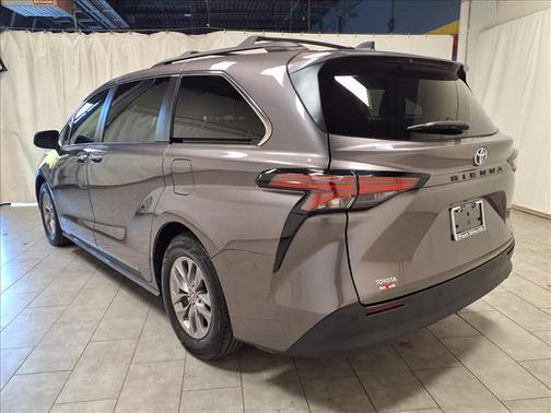 2021 Toyota Sienna XLE 8 Passenger