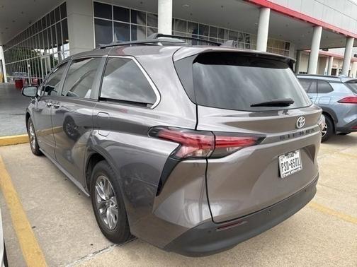 2021 Toyota Sienna XLE 8 Passenger