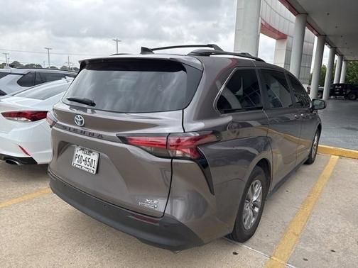 2021 Toyota Sienna XLE 8 Passenger