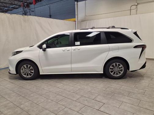 2025 Toyota Sienna LE