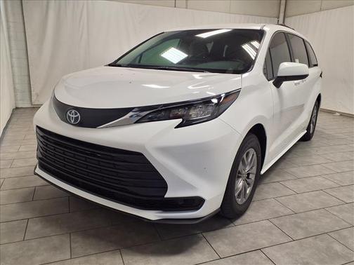 2025 Toyota Sienna LE