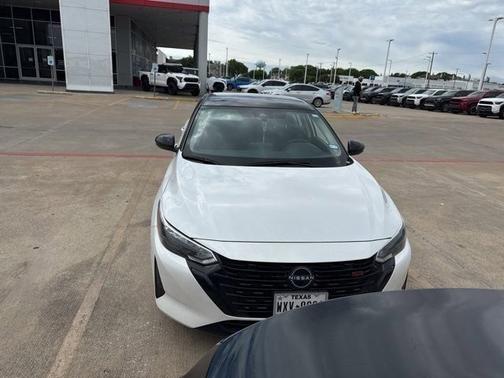 Aspen White Tricoat/Super Black 2025 Nissan Sentra SR